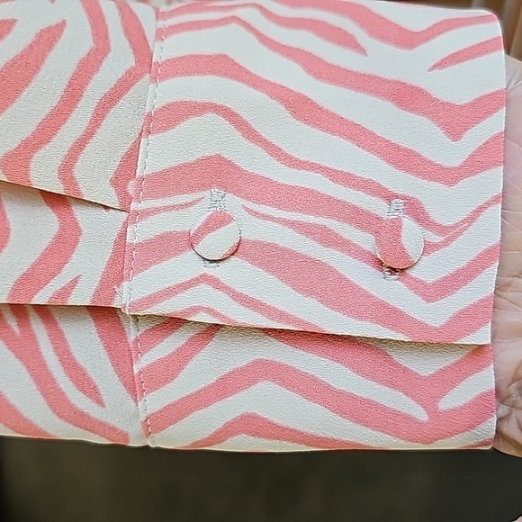 ALFANI Women's 2X blouse. Peachy coral‎ color animal print. Cuff sleeves. Button - Picture 4 of 9